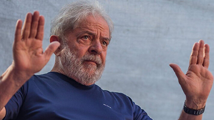 Brezilya’da kritik seçimin sonucu netleşti ve ikinci turun galibi Luiz Inacio Lula da Silva oldu. Devlet Başkanı olarak seçime giren Jair Bolsonaro ise yüzde 1,8’lik farkla seçimin kaybedeni oldu. Böylece ülkedeki dört Yıllık aşırı sağ dönemi sona erdi ve yeniden sola dönüldü.<br>