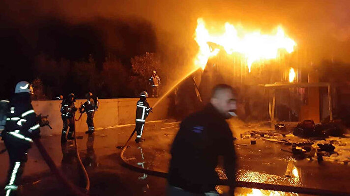 Alınan bilgiye göre, saat 23.00 sıralarında Ağaköy’de özel bir soğuk hava deposunda işçilerin kaldığı konteynerde yangın çıktı.