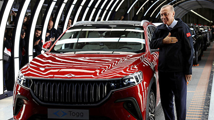 Türkiye'nin otomobili Togg'un ilk elektrikli modeli C-SUV, 2023'ün ilk çeyreğinin sonunda satışa sunulacak.