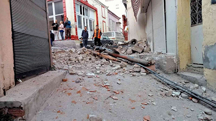 İzmir’de merkez üssü Buca ilçesinde 03.29 saatinde 4.9 büyüklüğünde deprem meydana geldi.