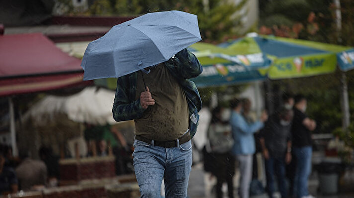 Meteoroloji Genel Müdürlüğü Hava Tahmin Uzmanı Cengiz Çelik,​ yarın ve gelecek haftanın hava sıcaklığı tahminlerine ilişkin bilgi verdi.<br><br>Bir süredir yurt genelinde yağışsız günler yaşandığını belirten Çelik, gelecek hafta boyunca güney ve doğu bölgelerinde görülecek yağışların aralıklarla süreceğini söyledi.