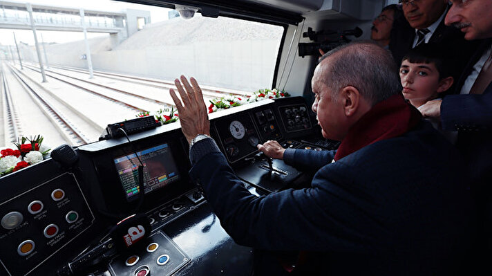 Cumhurbaşkanı Recep Tayyip Erdoğan, bugün açılışı yapılan Gaziray Banliyö Hattı ilk sürüşü için Beylerbeyi İstasyonu'na geldi.<br>