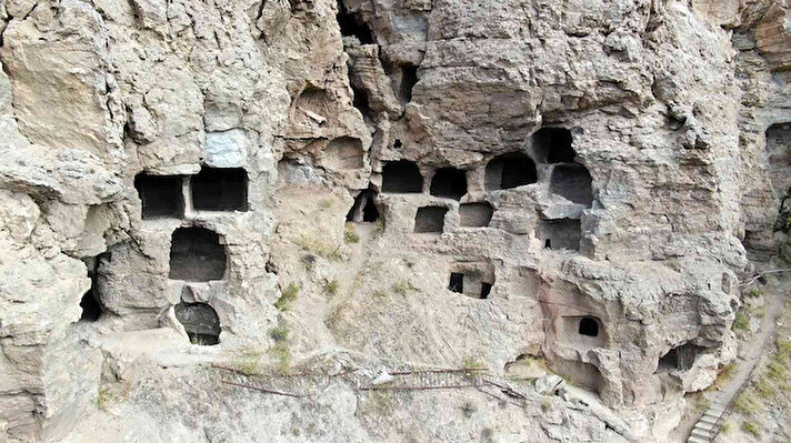 Sivas'ın Zara ilçesine 15 kilometre uzaklıkta bulunan Tödürge köyü binlerce yıllık apartman görünümü kaya mağaraları ile dikkat çekiyor.<br>