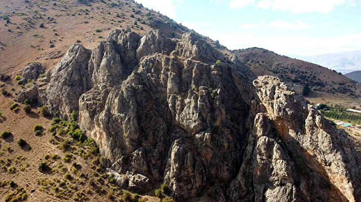Erzincan’da milattan önce Tunç Çağı’nda yapıldığı yüzey araştırmaları yapan akademisyenler tarafından tahmin edilen Kalecik Kalesi, sarp kayalıkların üzerindeki konumuyla görenleri adeta büyülüyor.