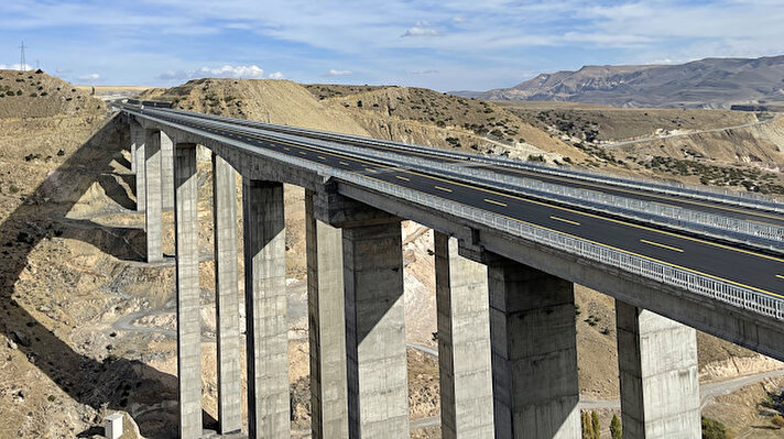 Erzurum'un Horasan ilçesini Kars'ın Sarıkamış ilçesine bağlayan 46 kilometrelik kara yolunda yer alan ve yapımına 2 yıl önce başlanan 574 metre uzunluğundaki Taşlı Güney-2 Viyadüğü tamamlandı.<br><br>