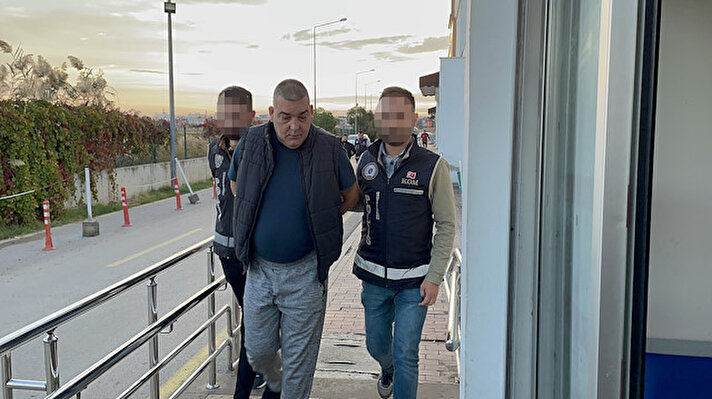  Adana'da tefecilik yaptıkları iddiasıyla haklarında gözaltı kararı verilen 18 şüphelinin yakalanması için operasyon düzenlendi.