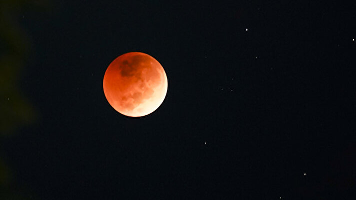 ABD’nin New York bölgesinde, Kunduz ayı (Beaver Moon) olarak bilinen kasım dolunayı, yerel saat ile (EST) bu sabah 03.02’de Dünya'nın gölgesine girmeye başlayarak 'Ay tutulması' olayı gerçekleşti.
