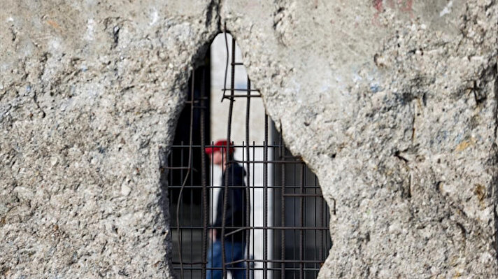 “Utanç Duvarı” olarak nitelendirilen Berlin Duvarı`nın 9 Kasım 1989’de yıkılması yakın tarihte önemli dönüm noktalarından birisini teşkil ediyor.