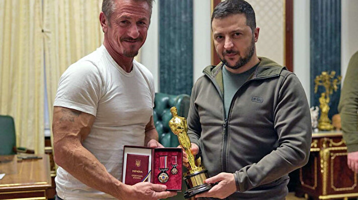 Amerikalı ünlü oyuncu Sean Penn, Kiev’i ziyaretinde Ukrayna Devlet Başkanı Zelenski'ye kazandığı Oscar ödüllerinden birisini hediye etti.<br><br>