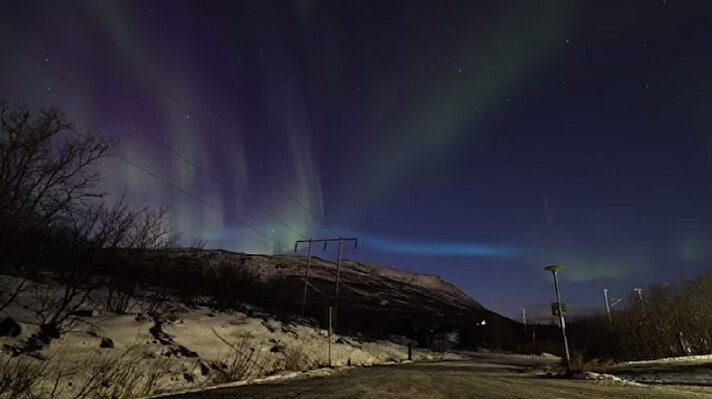 Gökyüzündeki tuhaf mavi ışık şeridi, Finlandiya'nın küçük Laponya köyü Abisko'yu aydınlattı.