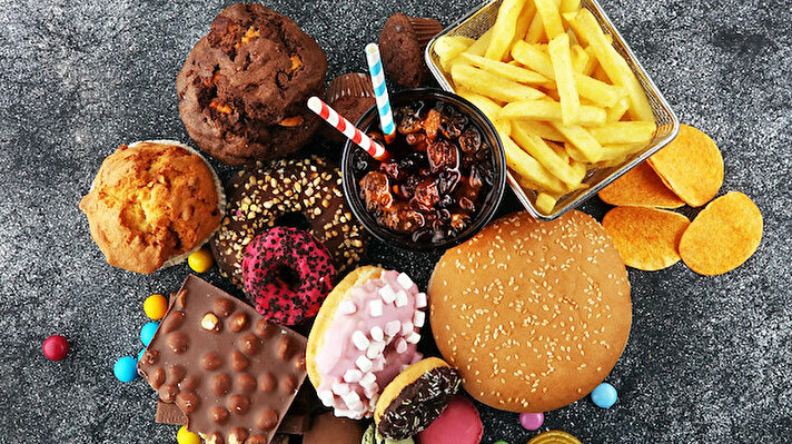 Tatları ne kadar lezzetli de olsa, çok sık tükettiğimizde bu besinler bizlere oldukça zarar veriyor. Sağlıklı ve dinç kalmak için; fast food, işlenmiş etler, şekerden uzak durmalıyız. Özellikle yapay tatlandırıcıların zararı daha fazla. Gelin öyleyse DNA'yı bozan ve iltihaba neden olan yiyeceklerin neler olduğuna bir bakalım.