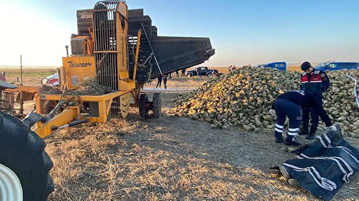 İlçeye bağlı Saları Alaca köyünde Salih Y. idaresindeki traktöre takılı pancar sökme makinesinin üzerindeki Suriye uyruklu Ziyad İ. (26) dengesini kaybederek hazneye düştü.