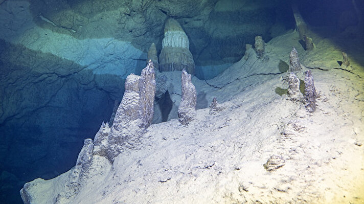 Yayladağı ilçesi sınırlarında, akvaryumu andıran berrak suyu ve farklı doğal yapılarıyla dikkati çeken koy ve mağaralar, dalış tutkunlarını ağırlıyor.<br>