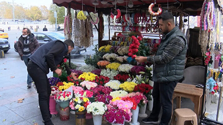 Saldırıyı gerçekleştiren kadın terörist Ahlam Albashir'in kaçarken elindeki güller dikkat çekmişti. Teröristin elindeki güllerden birini oturduğu bankta yanına gelen çiçekçi kadından aldığı belirtildi.
