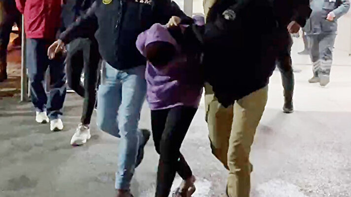 Beyoğlu İstiklal Caddesi üzerinde geçen pazar günü, Suriye uyruklu terörist Ahlam Albashır, bombalı saldırı gerçekleştirdi. Patlamada 6 kişi hayatını kaybederken 81 kişi ise yaralandı. Olayın ardından Albashır’la birlikte 51 kişi gözaltına alındı. 49 şüpheli emniyetteki işlemlerinin ardından bu sabah saatlerinde sağlık kontrolünden geçirildikten sonra Çağlayan'daki İstanbul Adalet Sarayı'na getirildi.