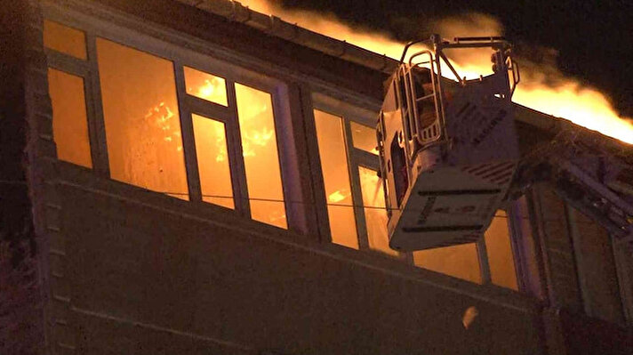 Yangın, saat 04.00 sıralarında Battalgazi Mahallesi Selçukhan  Caddesi üzerinde bulunan 3 katlı bir binanın çatısında meydana geldi. 