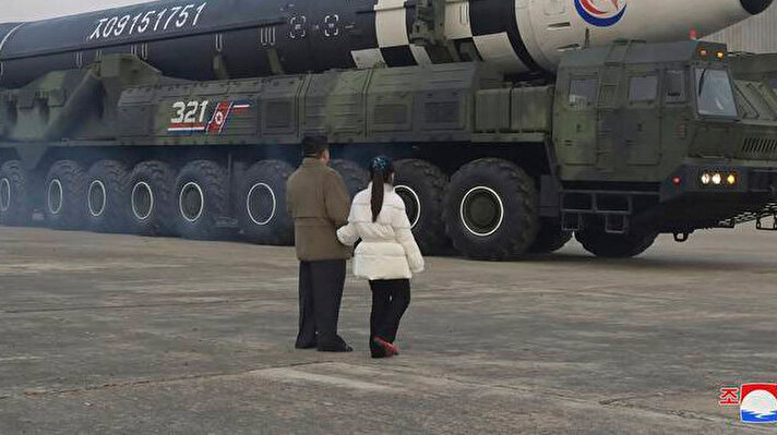 Kuzey Kore haber ajansı KCNA, denemeye ilişkin yayımladığı haberde, Kim ile adı açıklanmayan çocuğun, başkent Pyongyang'daki havaalanında kurulan füze platformu çevresinde görüldüğü fotoğraflara yer verdi.