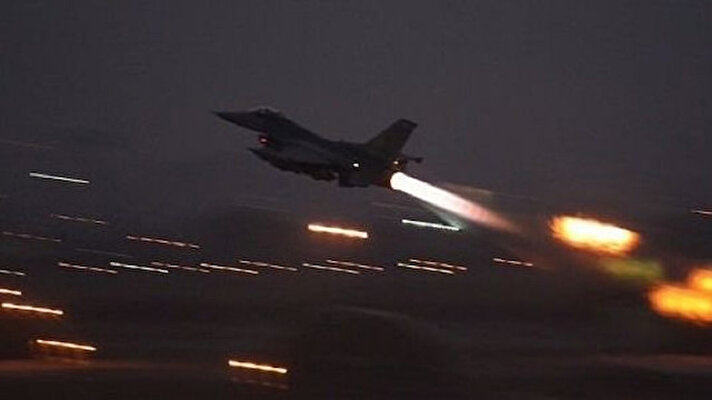 Suriye'nin kuzeyindeki Aynularab, ilk defa hava harekatıyla vurulurken, Türk Silahlı Kuvvetlerine ait uçaklar, eş zamanlı olarak Irak'ın kuzeyinde sınır hattının 140 kilometre içindeki Asos ile 90 kilometre içindeki Kandil'deki hedefleri de eş zamanlı olarak imha etti.<br><br>