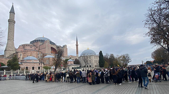 تركيا.. الطوابير في "السلطان أحمد" تعكس حجم السياحة في إسطنبول