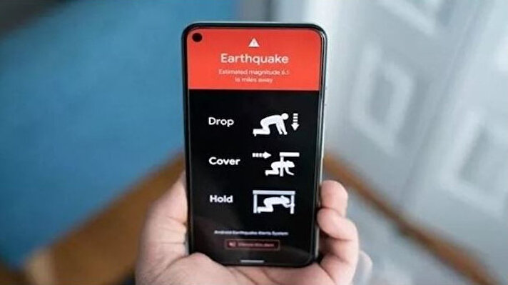 Deprem anında her saniyenin önemi büyükken erken uyarı sistemleri, hayati bir rol üstlenebiliyor. Düzce'de gerçekleşen deprem öncesinde de bölgedeki Android kullanıcıları, depremden birkaç saniye önce telefonlarında bir bildirimle karşılaştılar.