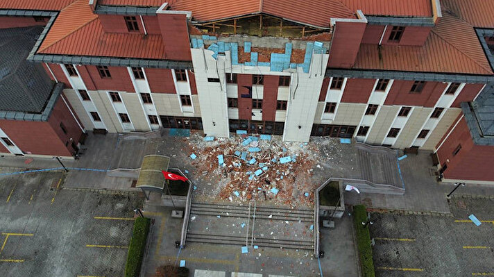 Merkez üssü Gölyaka olan 5,9 büyüklüğündeki depremde bazı binalarda hasar oluştu.