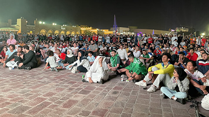 الدوحة.. عشاق 'المستديرة' يتابعون المونديال عبر شاشات ضخمة