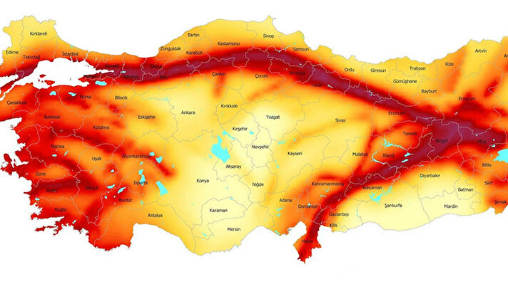 Dün akşam merkez üssü Düzce olan depremler panik meydana getirdi. 5.9 büyüklüğündeki deprem İstanbul, Bursa ve Sakarya gibi illerden de yoğun bir şekilde hissedildi. Korkutan depremden sonra binlerce vatandaş evlerinin bulunduğu bölgeden fay hattının geçip geçmediğini internette araştırdı. Peki fay hattı sorgulaması nasıl yapılır, evinizin altından fay hattı geçiyor mu? Bu bilgiye kolaylıkla ulaşılabiliyor.