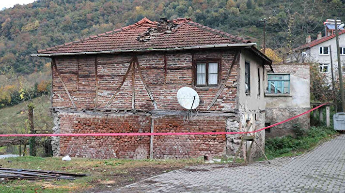Düzce’nin Gölyaka ilçesi merkezli 5.9 büyüklüğündeki depremde Kdz. Ereğli ilçesine bağlı Bölücek Mahallesi Pınar Sokak’ta bulunan iki katlı eski evde hasar meydana geldi.