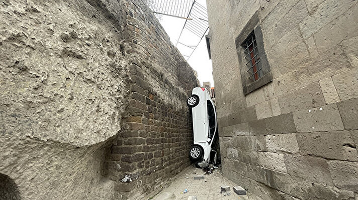 Melek Ö. idaresindeki 38 AFC 773 plakalı otomobil, Tablakaya Mahallesi Yeni Cami Sokak'ta kontrolden çıkarak yolun altındaki cami ile istinat duvarının arasına düştü.<br><br>