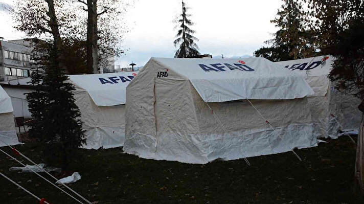 <br>"6 kişilik bir aileyiz, hepimiz çadırda uyuduk"<br>Ailesi ile birlikte çadırda kalan Kerim Armağancı, “Evimiz depremde çok zarar gördüğü için geceyi çadırda geçirdik. 
