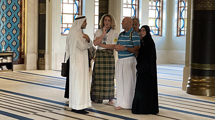 Camide görevli, birçok dil bilen erkek ve kadın vaizler, yabancı turistlere İslam dinini ve hoşgörüsünü anlatıyor.<br>