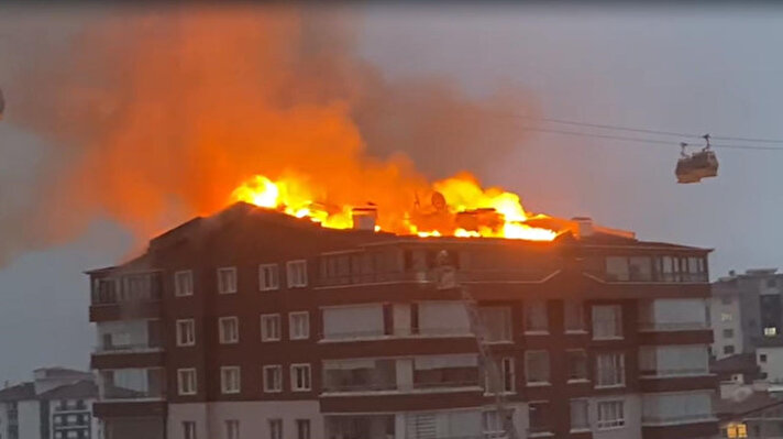 Burç Mahallesi’nde bulunan 10 katlı binanın çatısında, elektrik kontağından çıktığı tahmin edilen yangın, rüzgarın etkisiyle kısa sürüde büyüdü. 