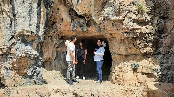 Ağustos ayı içerisinde Adıyaman Müze Müdürü Mehmet Alkan ve Arkeolog Mustafa Çelik, Atatürk Baraj kıyısında yaptıkları alan taramasında Takaron Vadisi'nin Gerger ilçesi tarafında ana kayaya oyulmuş ve su seviyesinden yaklaşık 50 metre yükseklikte bulunan bir giriş fark etti.<br>