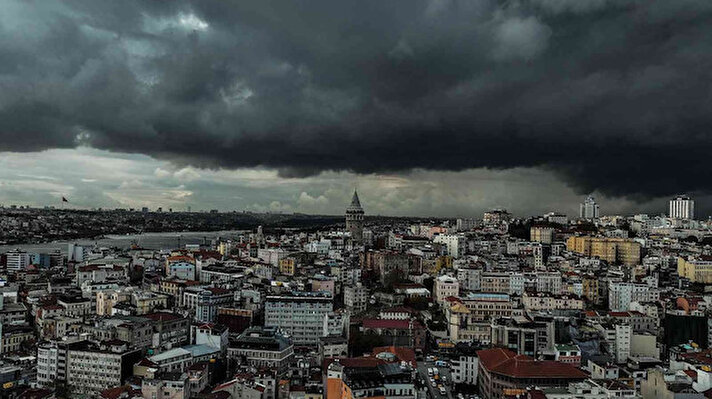 İstanbul'da yağmur öncesi yağmur bulutlarının gökyüzünü kaplaması dron ile havadan görüntülendi. 
