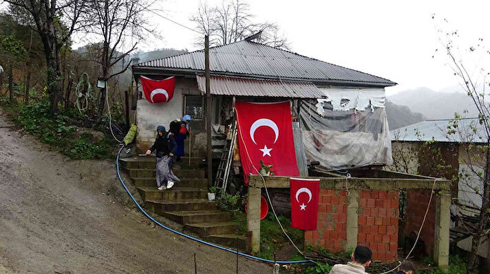 Türk Silahlı Kuvvetleri’nin (TSK) Irak’ın kuzeyinde yürüttüğü Pençe-Kilit Operasyonu bölgesinde bölücü terör örgütü mensupları tarafından açılan taciz ateşi sonucu ağır yaralanan Piyade Sözleşmeli Er İsmail Ünal (21), kaldırıldığı hastanede yapılan tüm müdahalelere rağmen şehit oldu.
