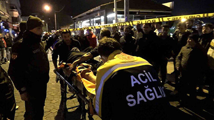Edinilen bilgiye göre, restorana gelen ve maskeli oldukları iddia edilen kimliği belirsiz kişiler işletmeci O.Ç. ile müşteri Ş.A.’ya kurşun yağdırıp kaçtı.