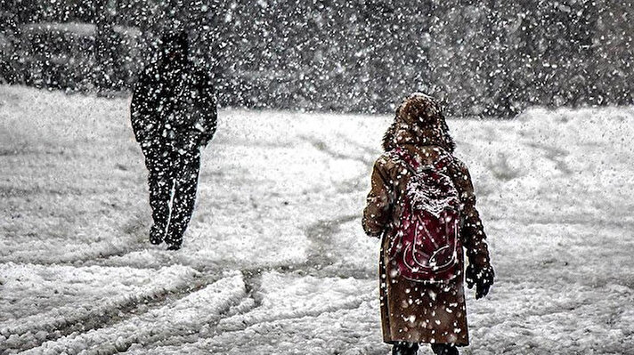 Meteoroloji Genel Müdürlüğü ve uzmanlar önümüzdeki dönemin soğuk ve sert geçeceğini belirtiyor. İstanbul'a ne zaman kar geliyor? sorusunun cevabı da merak ediliyor. Öte yandan La Nina kışı etkisinden de söz ediliyor.<br><br>