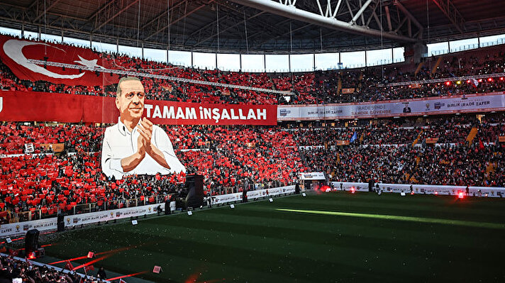 AK Parti İstanbul İl Başkanlığınca düzenlenen "İstanbul'un Sözü: Birlik, İrade, Zafer" programı Cumhurbaşkanı ve AK Parti Genel Başkanı Recep Tayyip Erdoğan'ın Galatasaray NEF Stadı'na gelişiyle başladı.