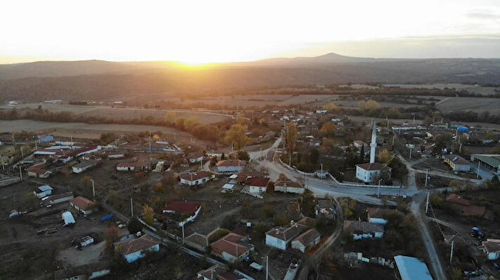 Türkiye'nin Bulgaristan sınırında yer alan ve etrafı ormanlarla çevrili olan Edirne'nin Ömeroba köyüne, temiz havası nedeniyle Türkiye'nin dört bir yanından akın ediyorlar.