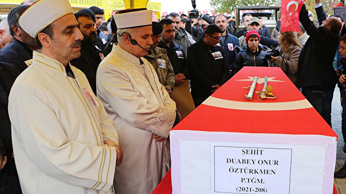 Şehit Teğmen Duabey Onur Öztürkmen için Nizip ilçesi Dazhöyük Mahallesi’nde tören düzenlendi.
