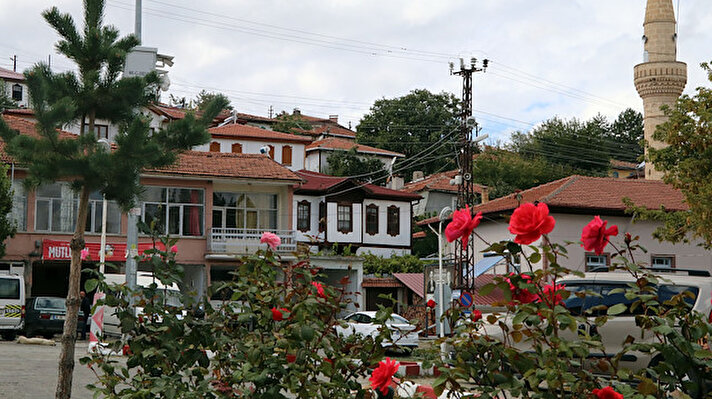 Kent merkezine 117 kilometre uzaklıktaki Bayramören, 1990 yılında ilçe oldu. İlçeye bağlı 3 mahalle ve 27 köy bulunuyor.