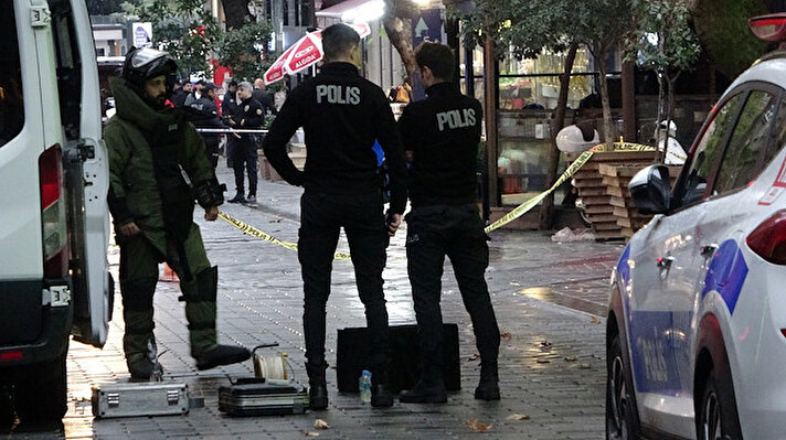 Edinilen bilgiye göre, Beyoğlu Abdülhak Hamit Caddesi'nde akşam saatlerinde, yol kenarında bir valiz olduğunu gören vatandaşlar durumu polis ekiplerine bildirdi.