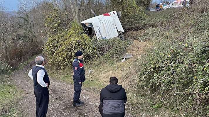 Bartın-Zonguldak kara yolu Akçamescit mevkisinde sürücüsünün kimliği henüz öğrenilemeyen 22 FM 053 plakalı yolcu otobüsü kontrolden çıkarak devrildi.