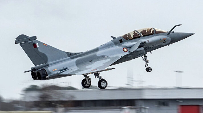 Türkiye'nin kararlı duruşu karşısında Yunanistan'ın umudunu bağladığı Fransa yapımı Rafale jetler, artık Türk jetleri ile birlikte uçacak. Hava filosuna dahil ettiği yeni nesil savaş uçağı Dassault Rafale F3R jetleri ile üstünlük elde etmek isteyen Yunanistan'ın planlarını bozan hamle Türkiye'den geldi. Katar ile imzalanan iş birliği kapsamında Türk pilotlar Rafale jetlerinin de bulunduğu muharip uçaklarla birlikte uçacak, uçakların kabiliyetlerini sahada öğrenerek önemli deneyim kazanmış olacak.