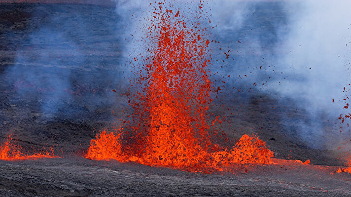 ABD'nin Hawaii eyaletindeki Mauna Loa Yanardağı'nda dün 38 yıl sonra patlama yaşanmış ve lav akıntısı başlamıştı. Bölgede kısa sürede şiddeti 2.5 ile 4.2 arasında değişen depremler meydana geldiği kaydedildi.