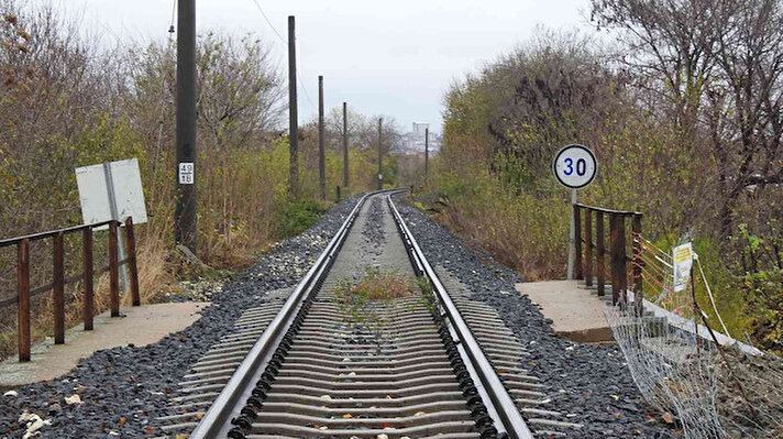 İlk ray kaynak töreni 8 Haziran 2022 tarihinde gerçekleştirilen Halkalı-Çerkezköy-Kapıkule Demiryolu Hattı’nda çalışmalar hızla devam ediyor. 