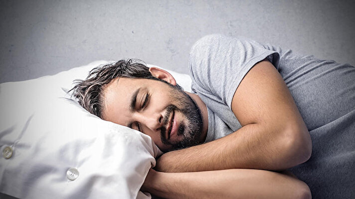 Genellikle 6-7 saatten az olarak tanımlanan uyku süreleri, daha yüksek vücut kitle indeksi ve kilo alımı ile yakından ilişkilidir. Elde edilen veriler, birçok insanın yeteri kadar uyumadığını ortaya koyuyor. Üstelik bu araştırmalar boyunca ortaya konulan kanıtlar, kilo vermekte zorluk çeken birçok insanın uykusunda da önemli bir eksik olabileceğini gösteriyor. İşte kilo vermeniz için uyku düzeninizle ilgili yapmanız gereken değişimler.