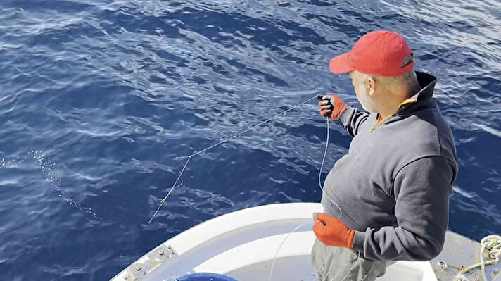 Gökçeadalı balıkçı İlker Özdemir, 11 metrelik ’Kızılelma’ teknesiyle denize açıldı.