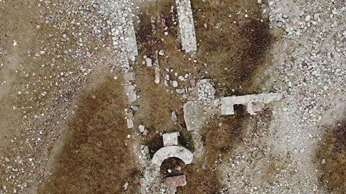 Saray hanedanının en gözde yeriydi. Bayramiç’te barajın su seviyesinin düşmesiyle 2 bin 500 yılık geçmişe ait Skepsis Antik Kenti’ne ait yaklaşık bin 500 yıllık hamam ve kilise kalıntıları tekrar gün yüzüne çıktı. Bin 500 yıllık hamam ve kilise kalıntıları drone ile görüntülendi.