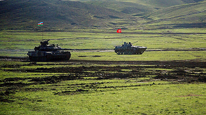 Azerbaycan Savunma Bakanlığından yapılan açıklamaya göre, iki ülke arasındaki askeri iş birliği anlaşması çerçevesinde Türk ve Azerbaycan orduları, Bakü, Astara, Cebrayıl ve İmişli illerinde tatbikata başladı.<br>